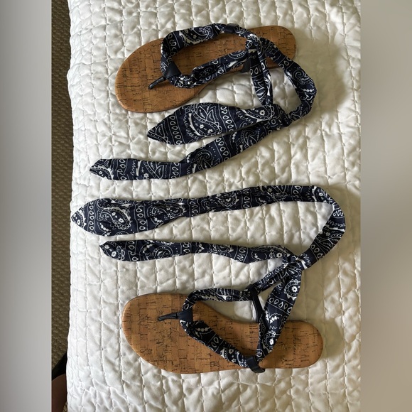 Nine West Sz 10 Bandana Blue White tie sandals flip flops boho hippy - Picture 3 of 11